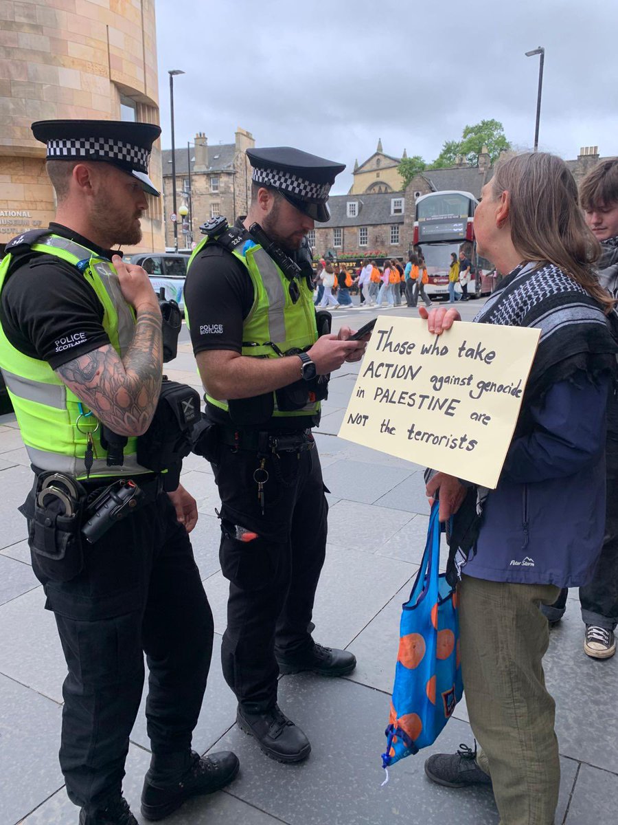 HudaAmmori's tweet image. More arrests in Edinburgh.
One of the signs which led to an arrest under the Terrorism Act says:
“Those who take action against genocide in Palestine are not the terrorists”