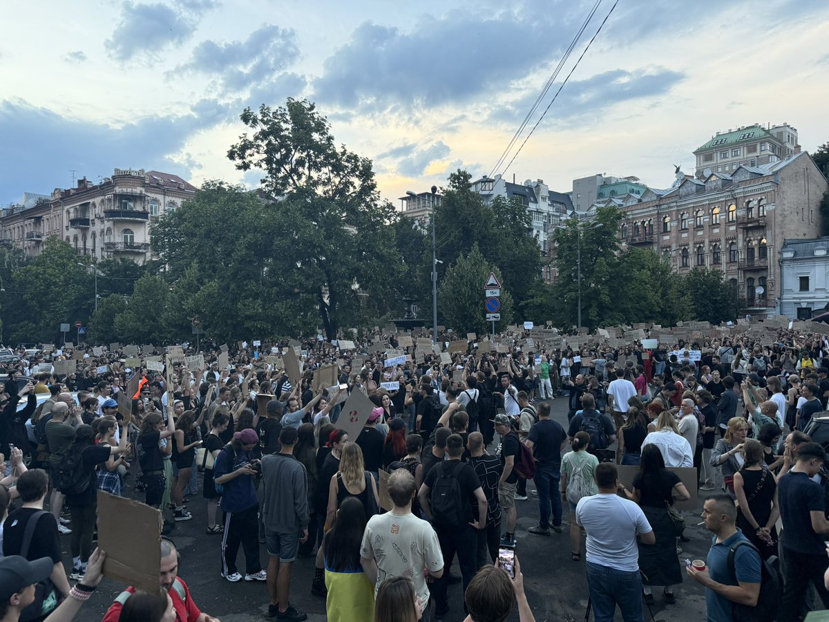 OzKaterji's tweet image. Large protest in Kyiv tonight, the first signs of public dissent against Zelenskyy’s government since the full scale invasion, as demonstrators rally against the passing of a bill stripping anti-corruption bodies of their powers