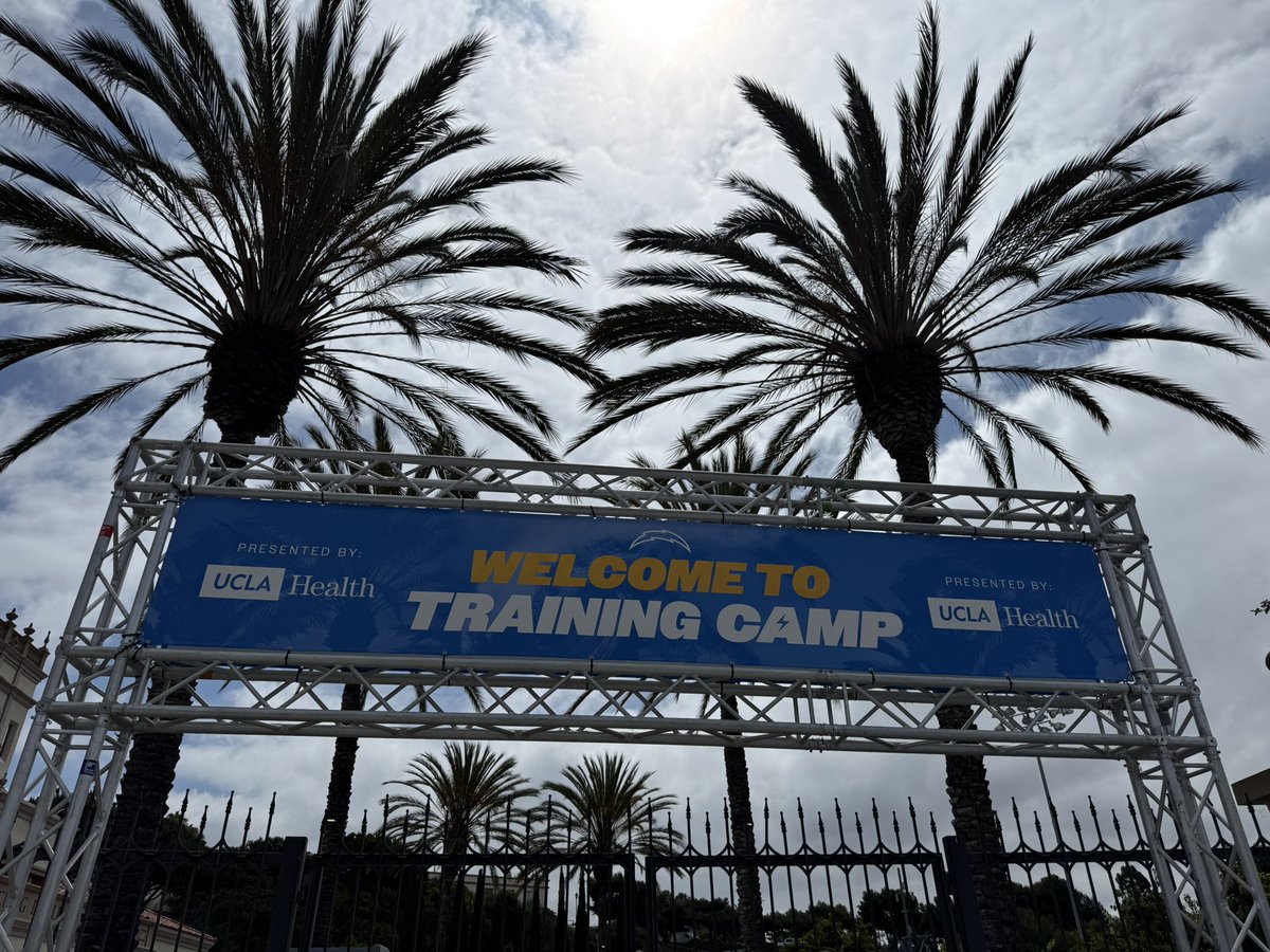 JulianDelGaudio's tweet image. The Chargers have returned to San Diego. 

We’ll hear from Coach Harbaugh, Justin Herbert, &amp;amp; Derwin James tonight on @fox5sandiego 📺