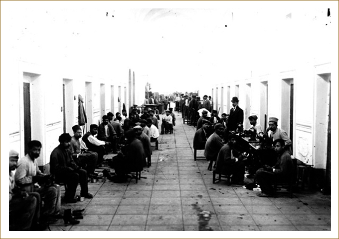 INEHRM's tweet image. #DiarioDeLaRevolución
27-julio-1915
Los zapateros
📷 Zapateros laboran en taller de reparación de calzado. 1910. © (5628), México, Secretaría de Cultura – INAH – Sinafo – FN.