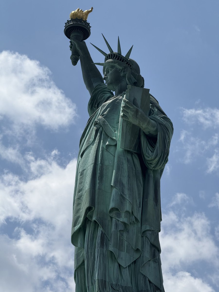 davidaxelrod's tweet image. Visited Lady Liberty today & was inspired by a massive crowd from across the U.S. and around the world.
They come daily, not just to glimpse the statue or climb her crown, but to pay tribute to our country as a beacon of freedom and hope.
It's hard to kill such a powerful ideal!