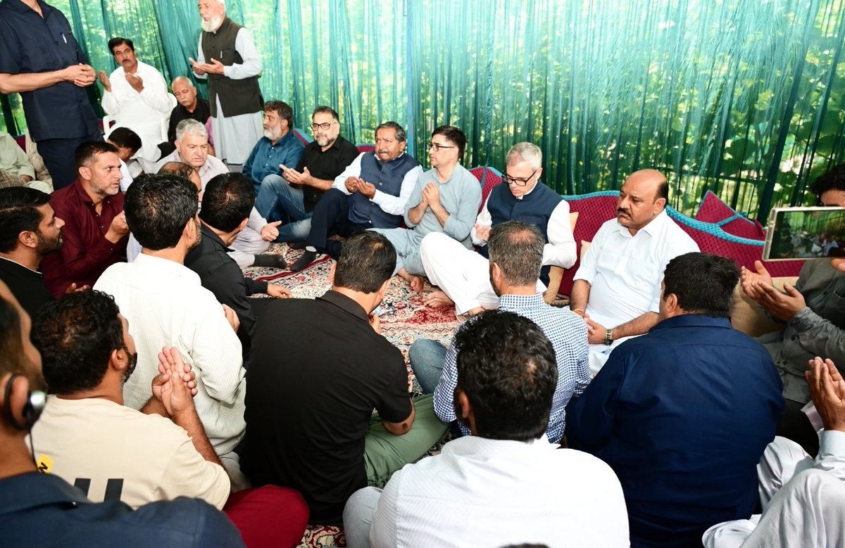 KNSKashmir's tweet image. #KNSUPDATE || CM @OmarAbdullah condoled the demise of the mother of Reyaz Ahmad Wani,OSD to Chief Minister.
He visited his residence,offered condolences, & prayed for the eternal peace of the departed soul.
@JKNC_ @CM_JnK @nasirsogami @Shahmiri_