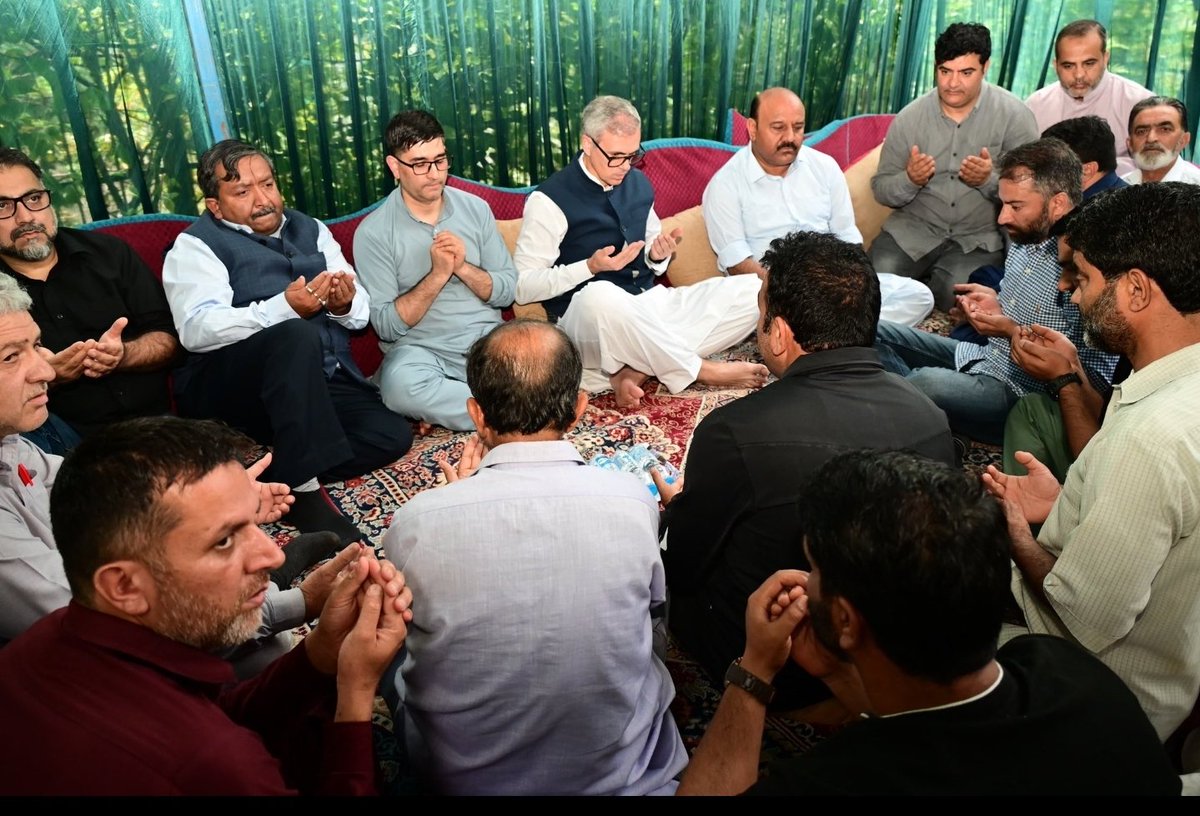 KNSKashmir's tweet image. #KNSUPDATE || CM @OmarAbdullah condoled the demise of the mother of Reyaz Ahmad Wani,OSD to Chief Minister.
He visited his residence,offered condolences, & prayed for the eternal peace of the departed soul.
@JKNC_ @CM_JnK @nasirsogami @Shahmiri_