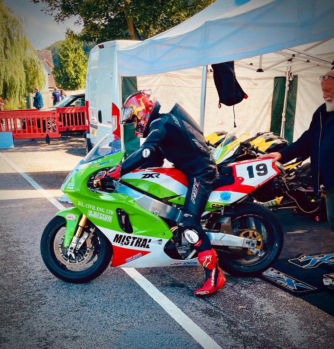 valmilam's tweet image. Joe Yeardsley heading out on the beautiful Mistral Classic Race Team Kawasaki ZXR. Barry Sheene Festival Sunday am 20.7.25. Oliver’s Mount, Scarborough.