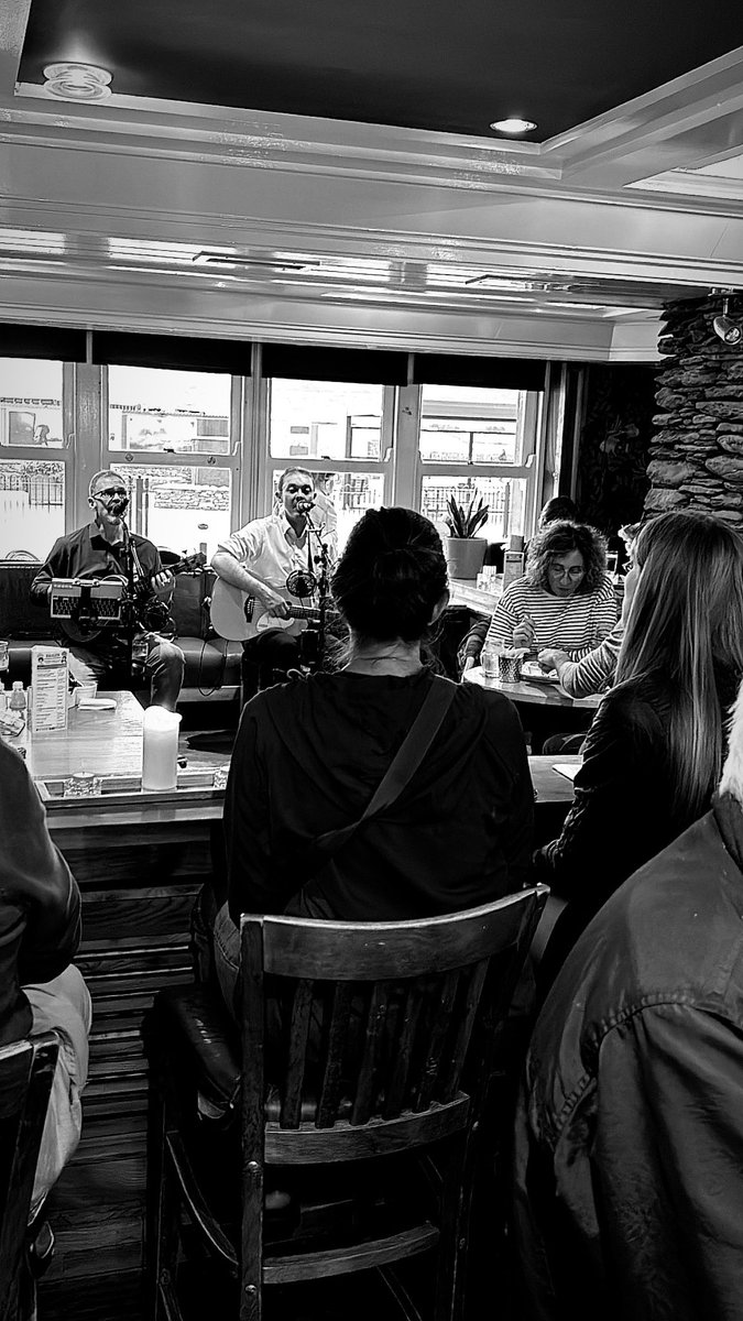 🎶Live Music 8.30pm 🎶 #Dingle dinglebayhotel.com #wildatlanticway
