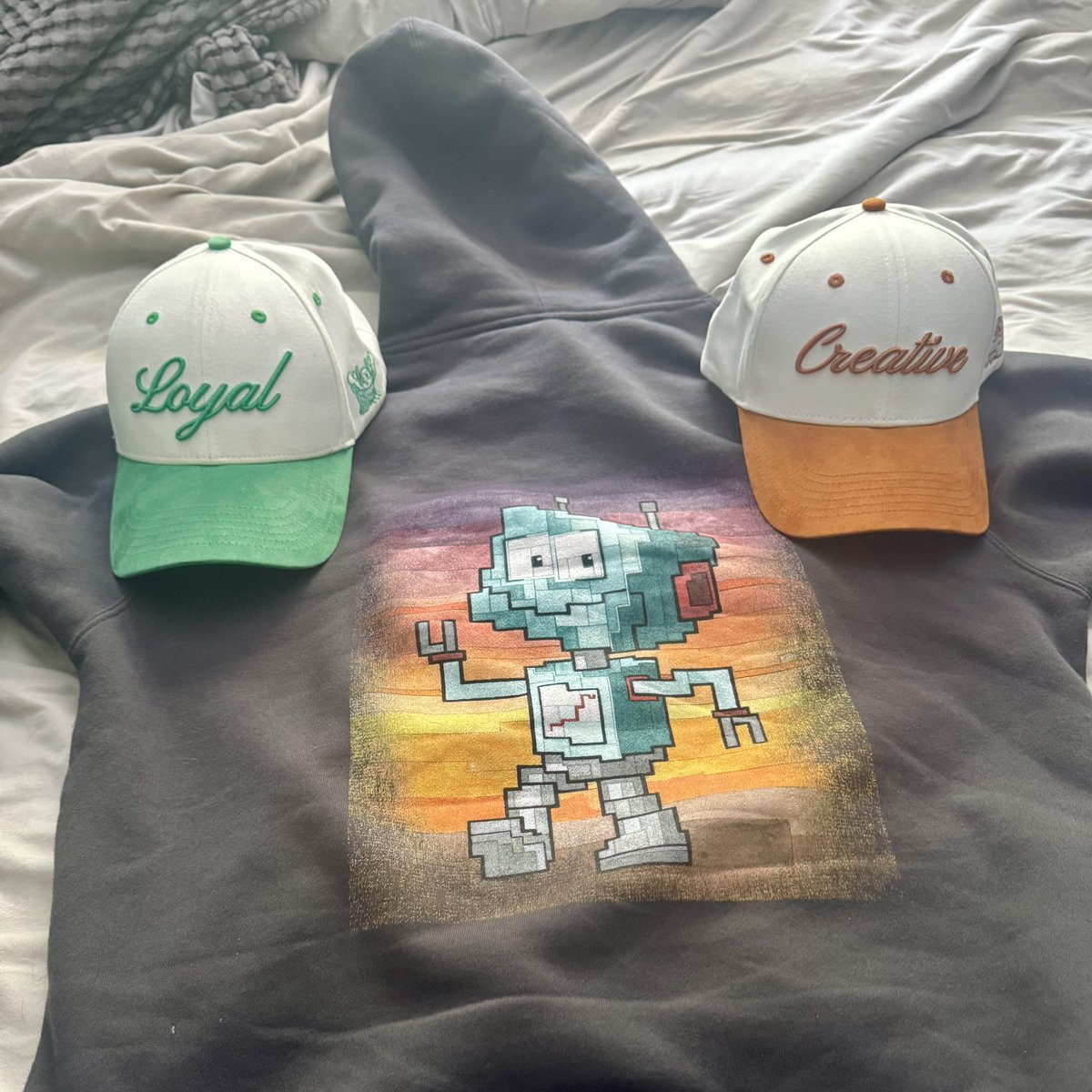 SteveKBark's tweet image. Got my Creative Crab hat in the mail! Great timing, because I was wearing my Loyal Lobster hat non-stop as needed a second hat for the rotation.
I’m a big fan of @veefriends apparel. It’s high quality and a great conversation starter - I’ve had non-Web3 people ask about it.