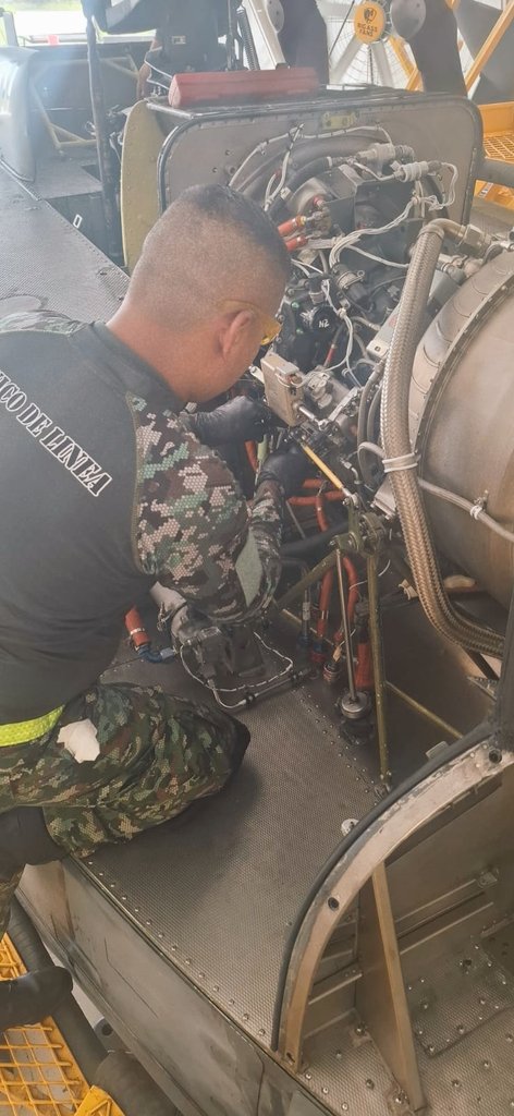Ejercito_Davaa's tweet photo. La dedicación, esfuerzo y pericia de los suboficiales del Batallón de Mantenimiento de Aviación N.° 4, son fundamentales para garantizar la seguridad y eficacia de nuestras operaciones aéreas.

Estos profesionales trabajan arduamente en el cumplimiento de las inspecciones de las aeronaves con el compromiso y profesionalismo, en esta ocasión realizan inspeccion fase de 300 horas en la base militar de Tolemaida.

Mencionada labor se desarrolla con el objetivo de tener aeronaves listas para el apoyo de las operaciones, instruccion y entrenamiento tripulaciones.

#FeEnLaCausa 
@COL_EJERCITO