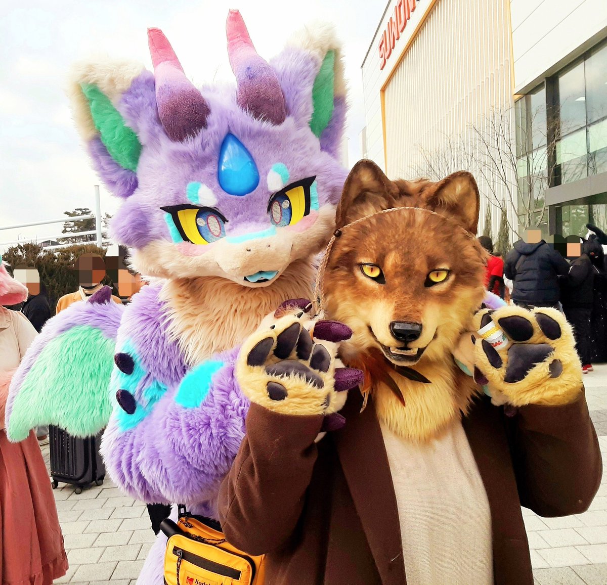#하울수프 #하울의_움직이는_수프
#FursuitEveryday 

                 그대여 힘이 되주오
       나에게 주어진 길 찾을 수 있도록
                 그대여 길을 터주오 
                   가리워진 나의 길

🌅🐉: (노을/No-Eul)
🥐🐺: (명이/Myung_e)