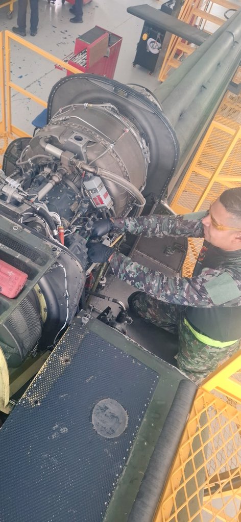 Ejercito_Davaa's tweet photo. La dedicación, esfuerzo y pericia de los suboficiales del Batallón de Mantenimiento de Aviación N.° 4, son fundamentales para garantizar la seguridad y eficacia de nuestras operaciones aéreas.

Estos profesionales trabajan arduamente en el cumplimiento de las inspecciones de las aeronaves con el compromiso y profesionalismo, en esta ocasión realizan inspeccion fase de 300 horas en la base militar de Tolemaida.

Mencionada labor se desarrolla con el objetivo de tener aeronaves listas para el apoyo de las operaciones, instruccion y entrenamiento tripulaciones.

#FeEnLaCausa 
@COL_EJERCITO