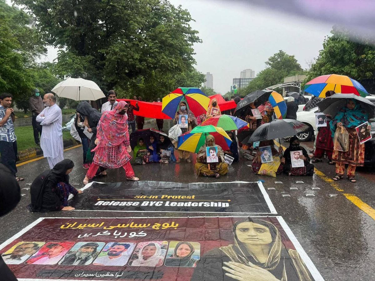 marbaluch's tweet photo. Families of Baloch missing persons protesting for their beloved in the rain in Islamabad.
#EndEnforcedDisappearances https://t.co/VtNVGKIJiM