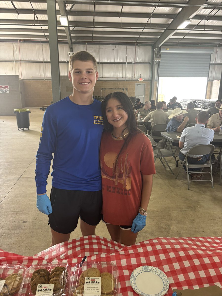 CoachLanceDale1's tweet image. We have several @kerrvilleisd student-athletes volunteering today serving our first responders. We have representation from Girls Basketball, Volleyball, Football, Boys Soccer, and Cheerleading
#TFND
#HillCountryStrong
#KISDInspires