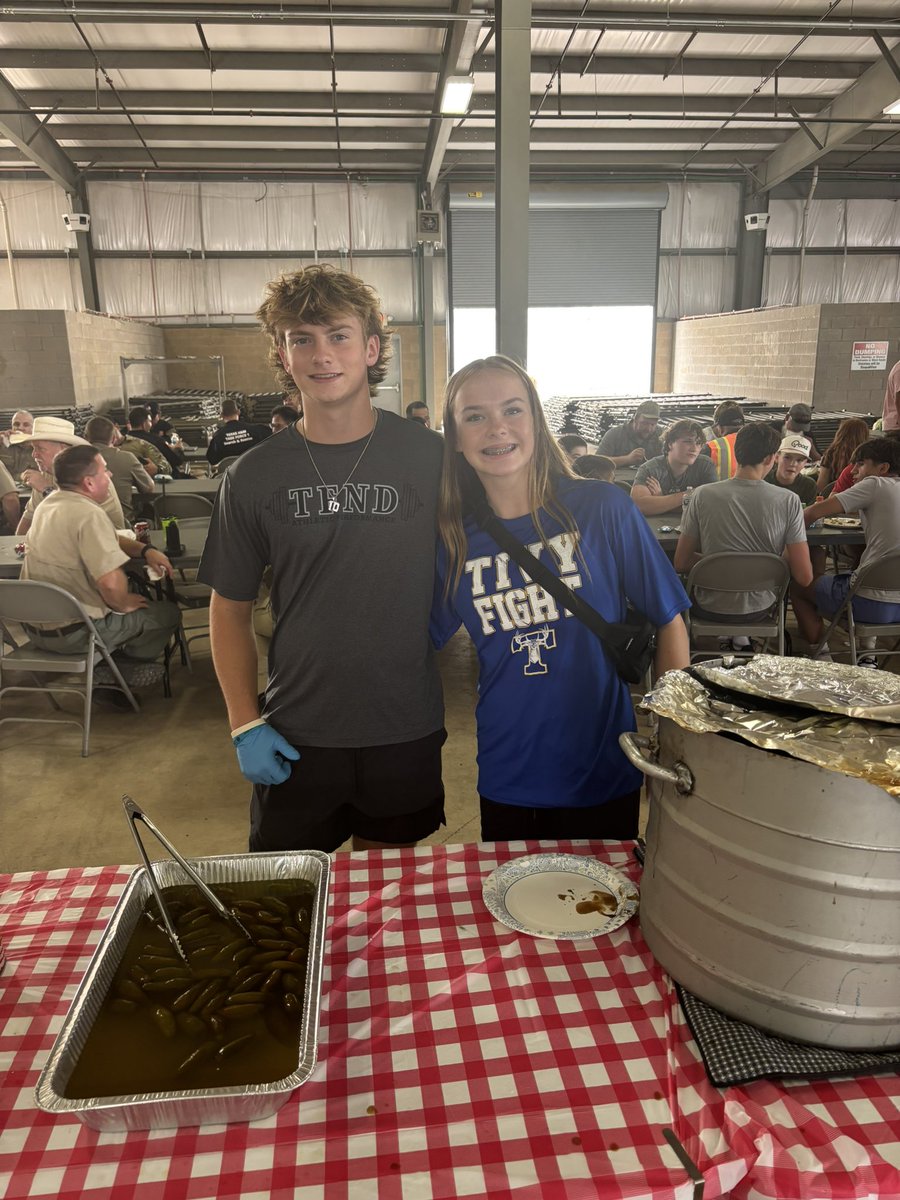 CoachLanceDale1's tweet image. We have several @kerrvilleisd student-athletes volunteering today serving our first responders. We have representation from Girls Basketball, Volleyball, Football, Boys Soccer, and Cheerleading
#TFND
#HillCountryStrong
#KISDInspires