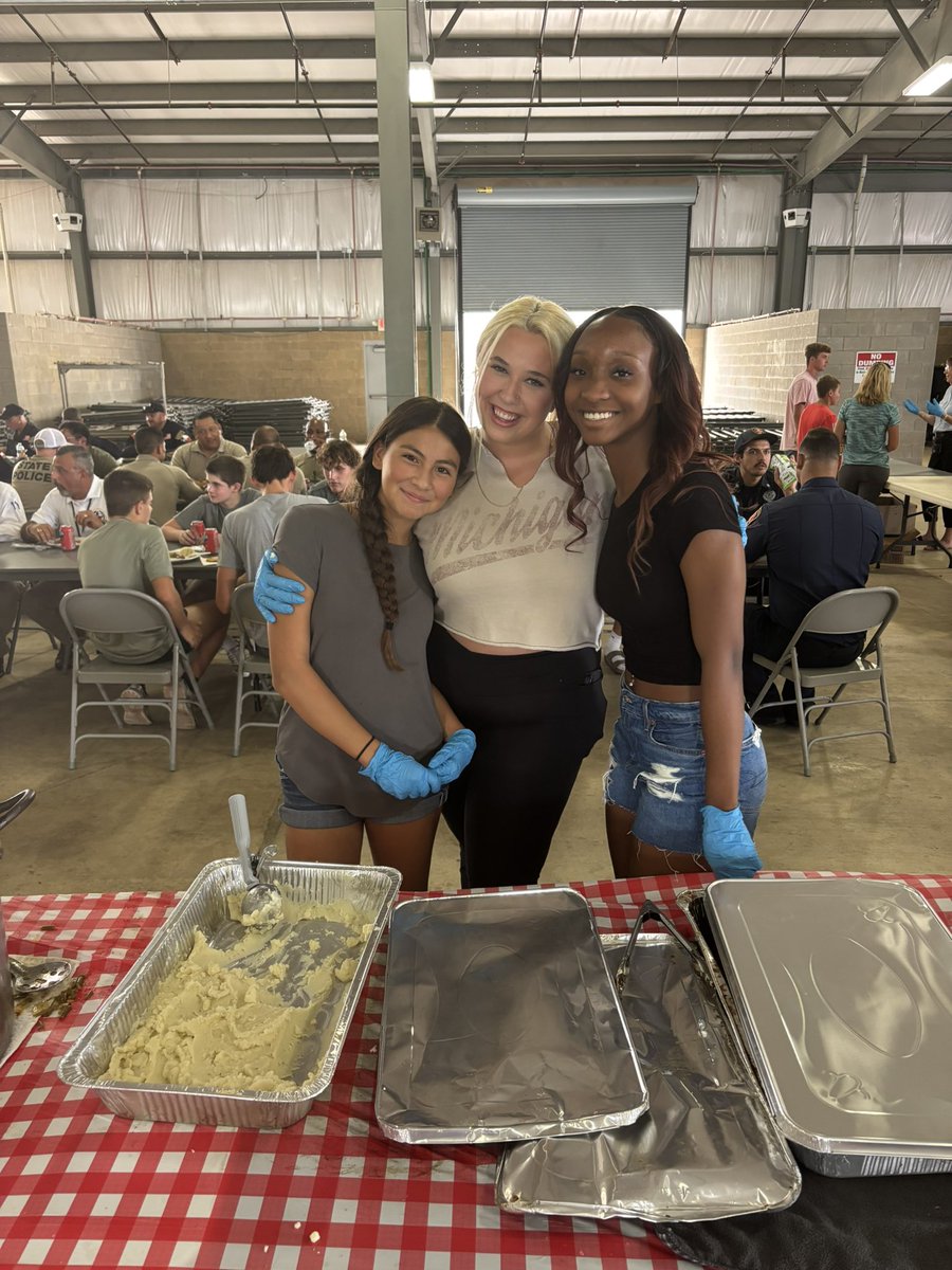 CoachLanceDale1's tweet image. We have several @kerrvilleisd student-athletes volunteering today serving our first responders. We have representation from Girls Basketball, Volleyball, Football, Boys Soccer, and Cheerleading
#TFND
#HillCountryStrong
#KISDInspires