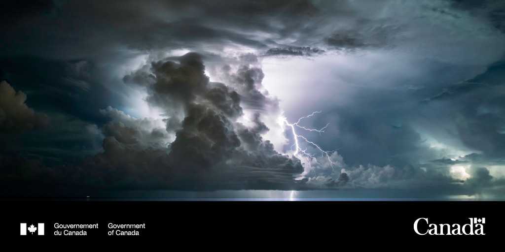 Preparez_Vous's tweet image. Les tempêtes violentes sont souvent plus fréquentes en été, quand l'humidité est élevée.
#PréparezVous pour savoir comment agir si une tempête violente frappait votre région. Pour savoir quoi faire avant et pendant une tempête : ow.ly/gs4250Wto1L
