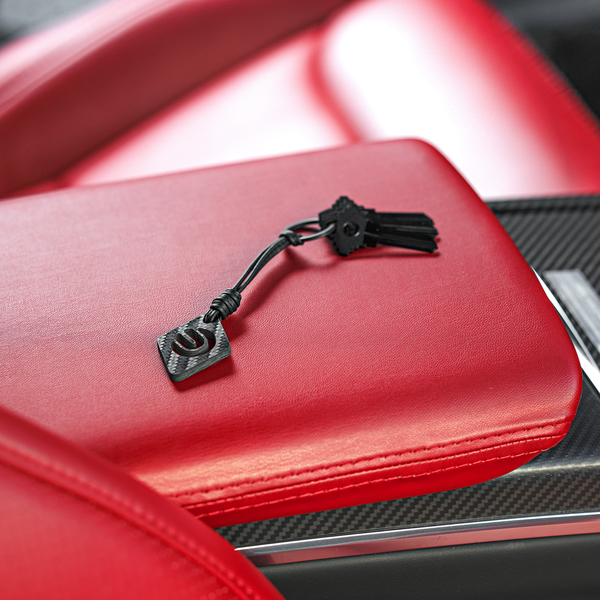 UnpluggedTesla's tweet image. The very best craftsmanship, now distilled into your pocket.
Made in partnership with Koenigsegg Advanced Manufacturing (KAM)—yes, the same KAM that brings Koenigsegg’s extreme carbon mastery to life.
All UP x KAM parts are made exclusively from their proprietary carbon fiber…