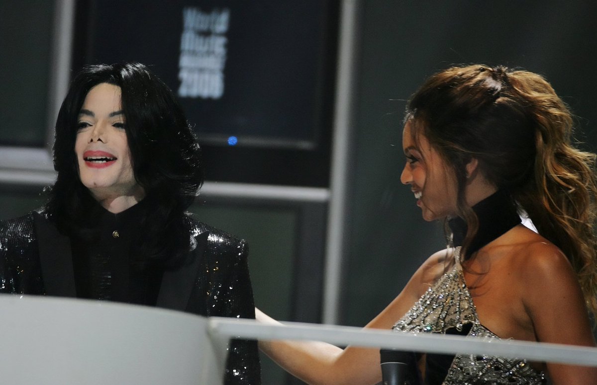 Northen93's tweet image. πΈ | Michael Jackson and BeyoncΓ© at the 'World Music Awards' in London (2006)