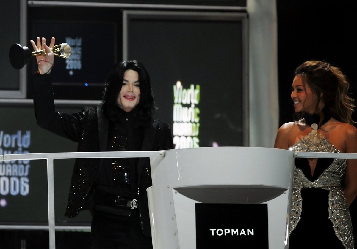 Northen93's tweet image. πΈ | Michael Jackson and BeyoncΓ© at the 'World Music Awards' in London (2006)