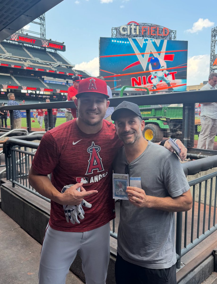 MatSposta's tweet image. Just two guys geeking out over a rookie card…one of us happens to be on it 🐐 @CardPurchaser
