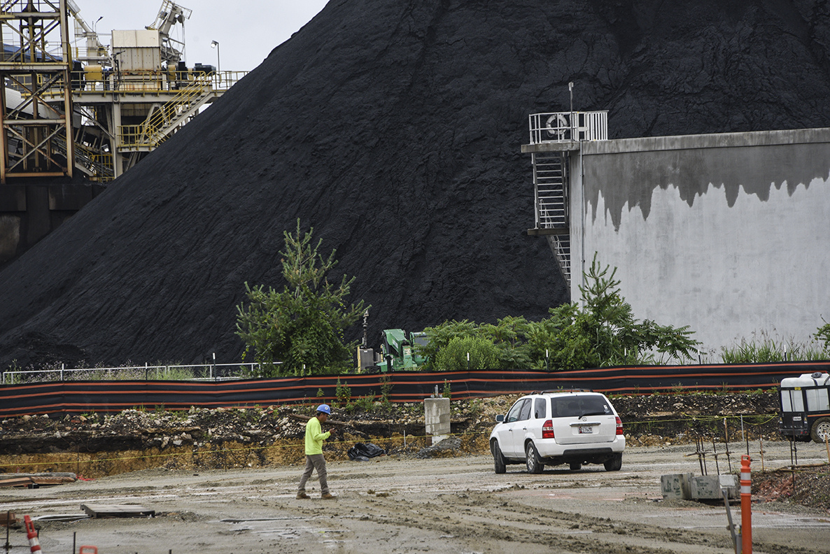 BaltimoreBrew's tweet image. New @JohnsHopkinsSPH study links activity at @CSX's coal terminal to air pollution spikes in the working class Baltimore community of Curtis Bay. tinyurl.com/3fk9w3vt Residents say findings support their call for @MDEnvironment to deny facility's pending permit. @jmgpix photo