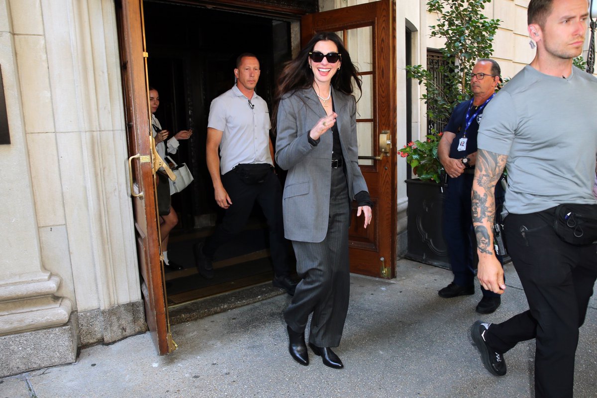 ahbrphotos's tweet image. Anne Hathaway no set de 'O Diabo Veste Prada 2' na tarde de hoje, (22), em New York City.
📸 Mais fotos: annehathaway.com.br/thumbnails.php…
