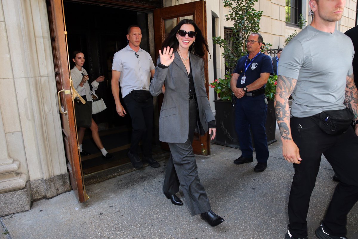 ahbrphotos's tweet image. Anne Hathaway no set de 'O Diabo Veste Prada 2' na tarde de hoje, (22), em New York City.
📸 Mais fotos: annehathaway.com.br/thumbnails.php…