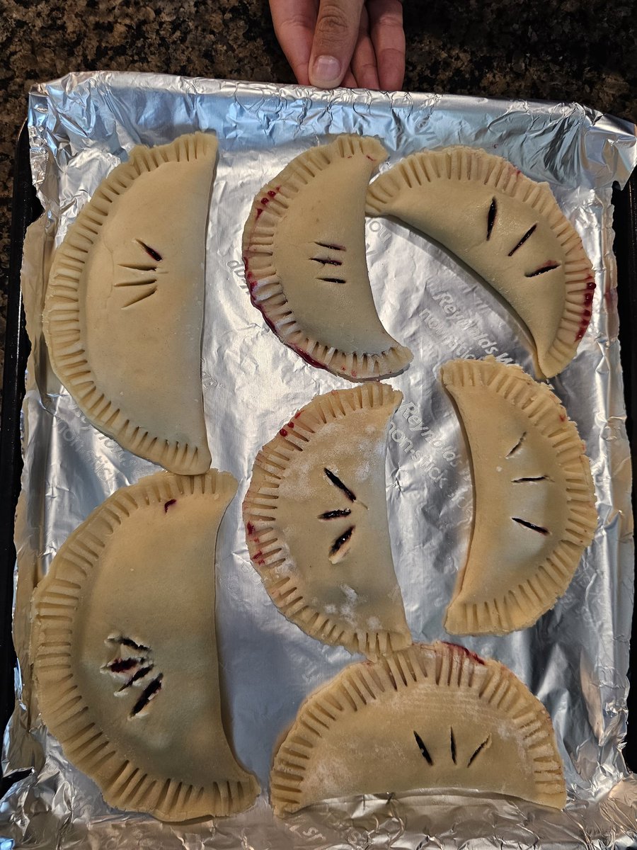 garden_marys's tweet image. Happy Tuesday, y'all! ❤️
Made some blueberry things this morning with my granddaughter. #BlueTuesday Actually, she made them, I did the dishes 😂