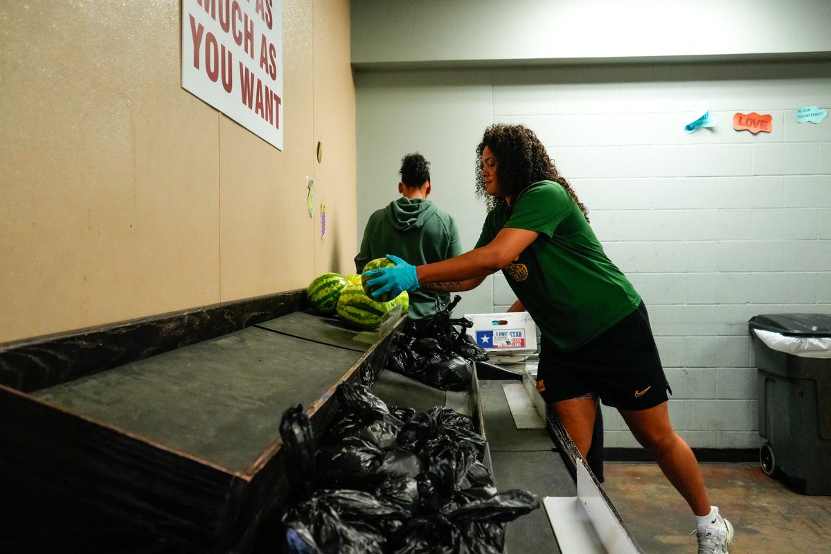 BaylorWBB's tweet image. Always great to serve our Waco community ππ
#SicEm | #GreaterThan