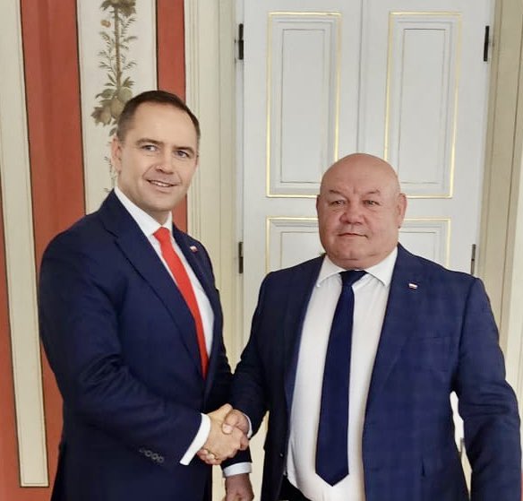 Andrzej Kobylarz (@kobylarza) on Twitter photo Jako koordynator krajowy #WolniRepublikanie spotkałem się dziś z prezydentem elektem <a href="/NawrockiKn/">Karol Nawrocki</a>, którego znam jeszcze z czasów dyrektora Muzeum II WŚ w Gdańsku. W duchu walki o przyszłość, odpowiedzialności i wiary w Polskę, która nie klęka przed nikim. Działamy! 🇵🇱✅ Jako koordynator krajowy #WolniRepublikanie spotkałem się dziś z prezydentem elektem <a href="/NawrockiKn/">Karol Nawrocki</a>, którego znam jeszcze z czasów dyrektora Muzeum II WŚ w Gdańsku. W duchu walki o przyszłość, odpowiedzialności i wiary w Polskę, która nie klęka przed nikim. Działamy! 🇵🇱✅