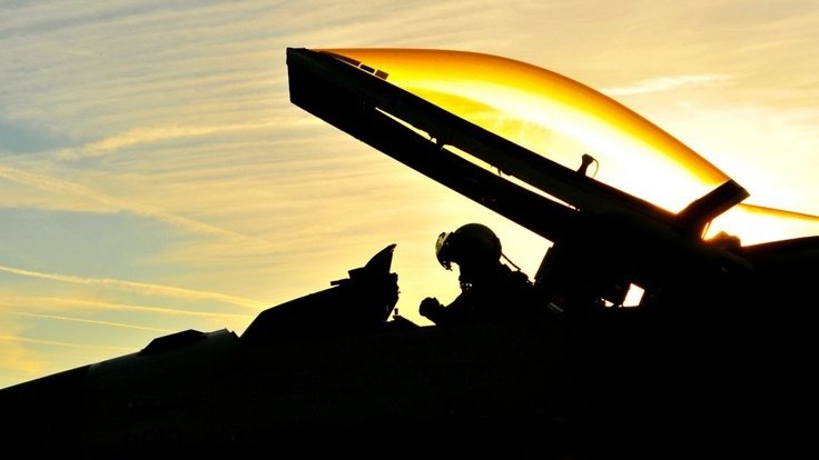 RealAirPower1's tweet image. A Viper driver from the 480th FS "Warhawks" conducting pre-flight checks. 480th is the only USAF unit in Europe to fly F-16CJs, specializing in SEAD missions.