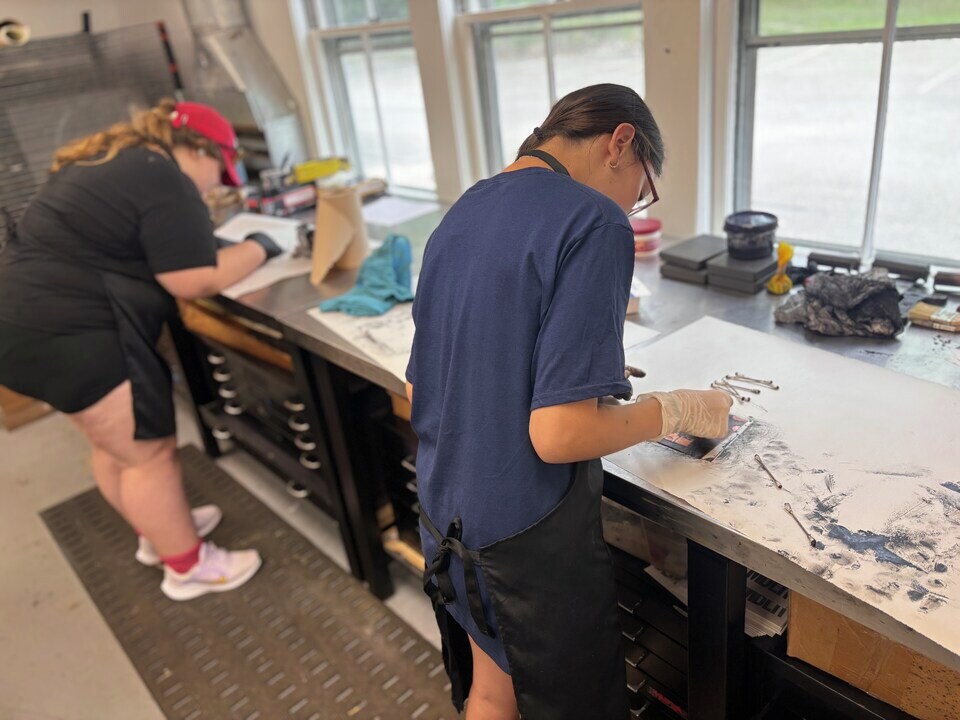 🎨 High school artists have been bringing incredible energy, creativity, and passion to the Pre-College Program at the Institute of Art and Design at New England College! 🙌 #PreCollege #FutureArtists #ArtSchoolVibes #Artists #HighSchoolArtists