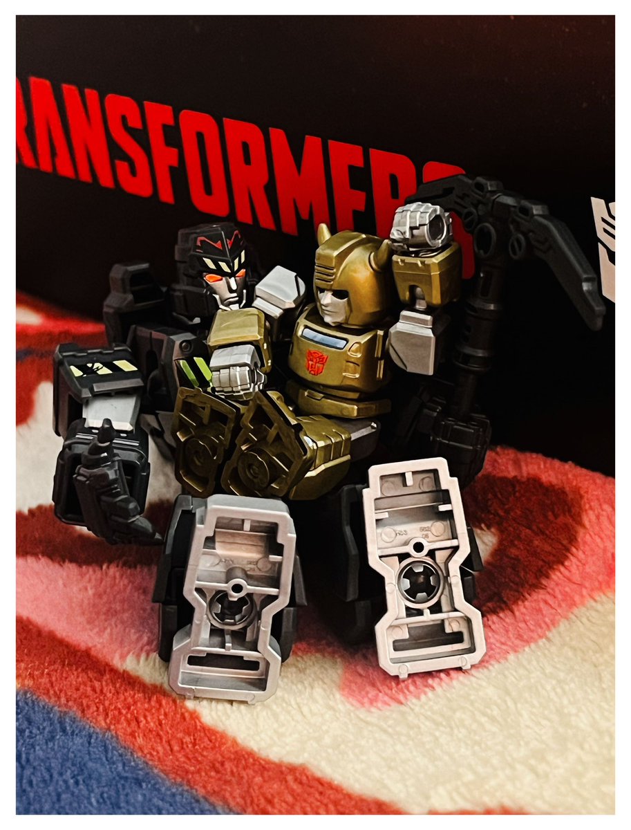 drasagii's tweet image. my poor megatron never has to cower under tables in fear again