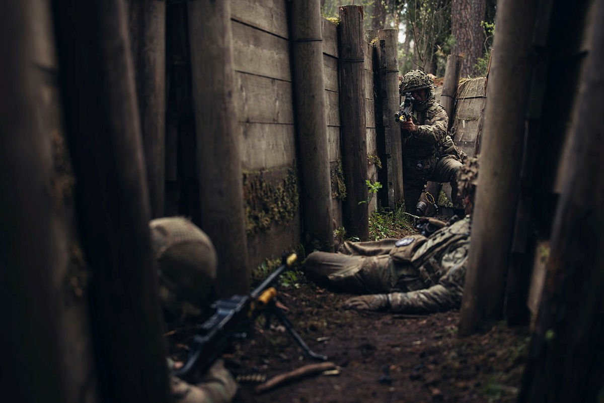 thinkdefence's tweet image. UK troops from the 2nd Battalion of the Royal Regiment of Scotland clear trenches during exercise Hedgehog in Estonia.