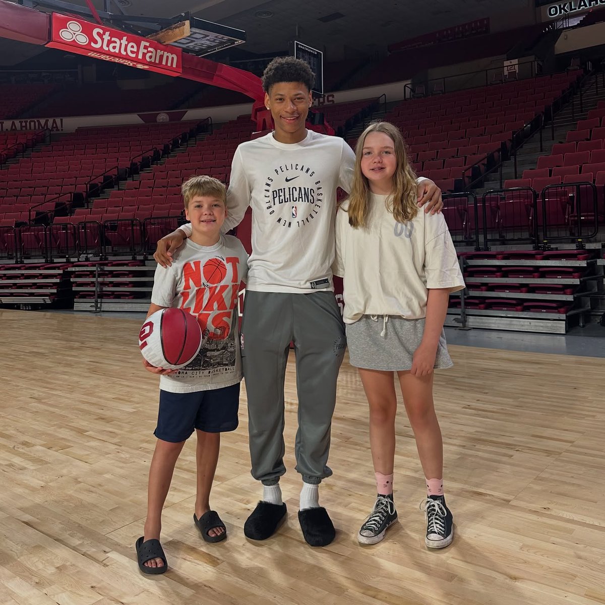 fowwow's tweet image. stopped by the lnc to catch some of the men’s and women’s team practices with the kids and ran into one of our favorite people. insanely talented basketball player, but even better person.