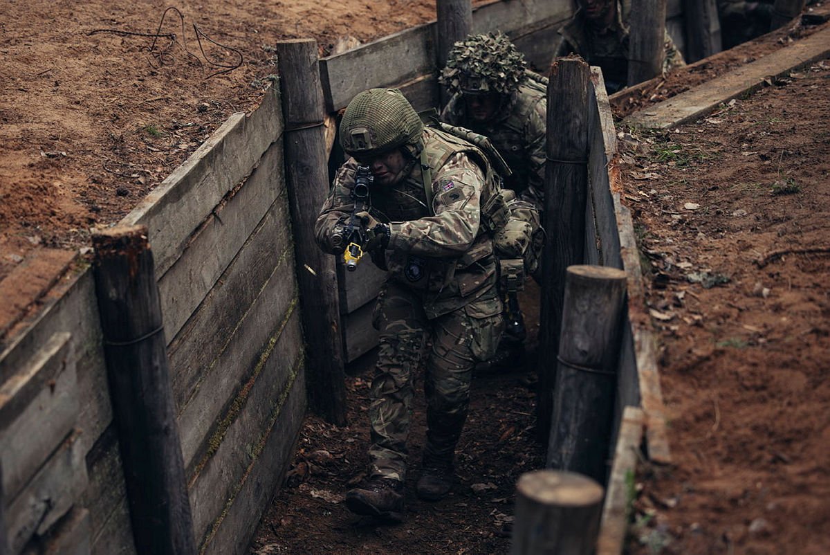 thinkdefence's tweet image. UK troops from the 2nd Battalion of the Royal Regiment of Scotland clear trenches during exercise Hedgehog in Estonia.