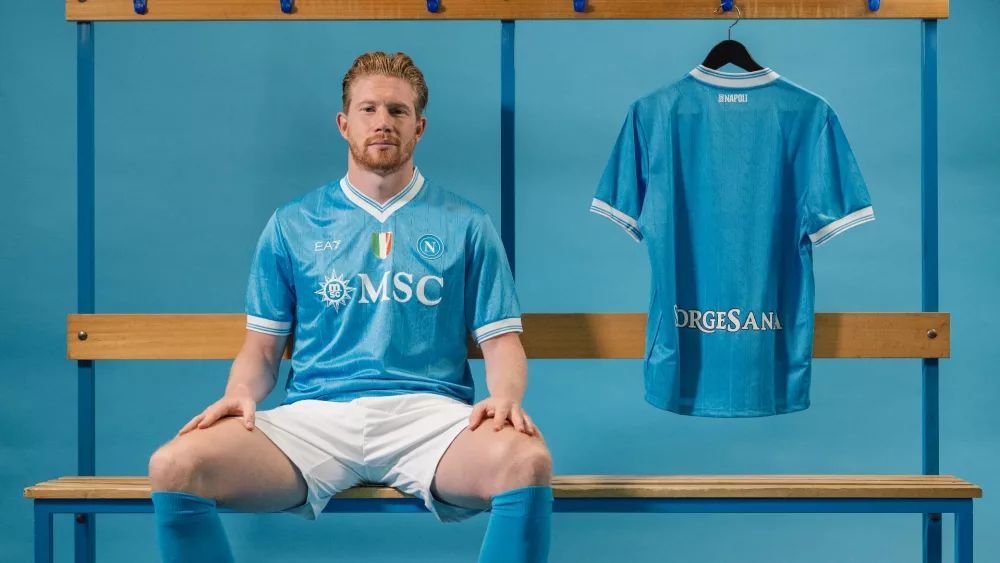sofoot's tweet image. 👕 Un maillot authentiquement unique.
➡️ Naples signe un maillot collector... grâce à une faute d’orthographe ! : buff.ly/f1leirD