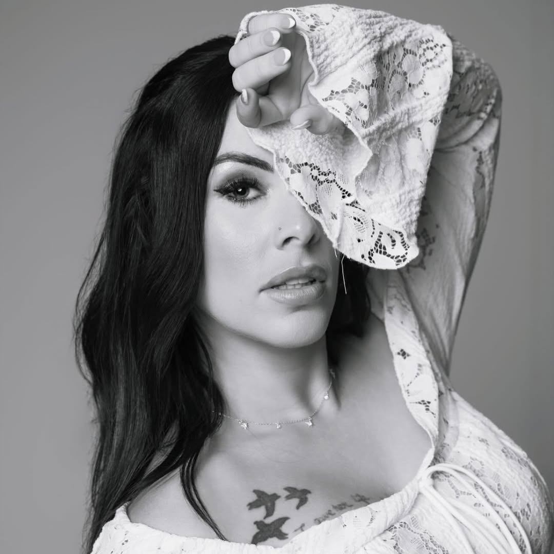 roxywildheart1's tweet photo. Posing like I own it 😏 https://t.co/BuWui9XGNW
