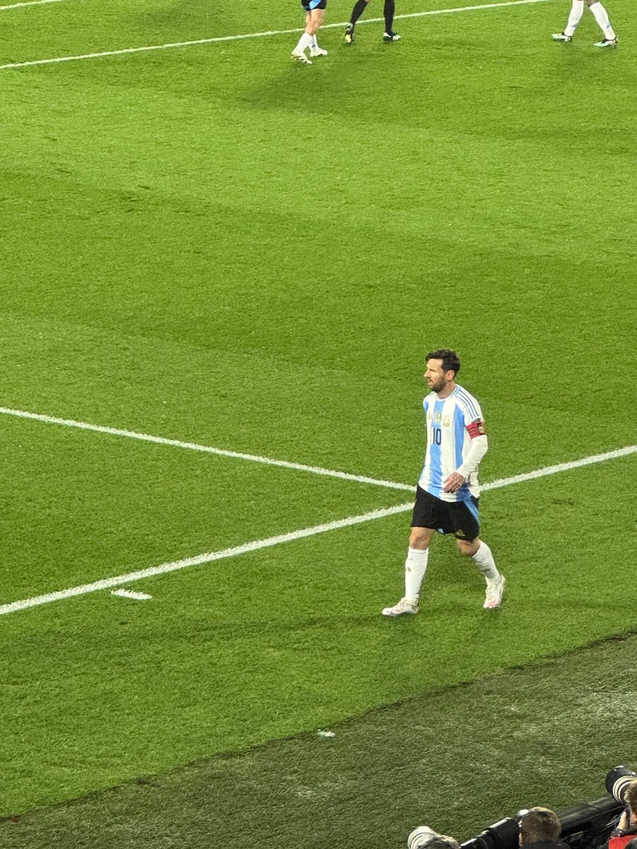 maxinfinitypics's tweet photo. Qué lindo fue cumplir el sueño de tener a Messi a metros.
Verlo jugar tan de cerca, escucharlo y lo mejor: en el Monumental. 🇦🇷✨

📍Argentina 🇦🇷vs Colombia 🇨🇴 
Eliminatorias Mundial 2026

#messi #goat #seleccion #argentina #selecciónargentina #seleccionargentina #messi10 https://t.co/l73o4nXngx