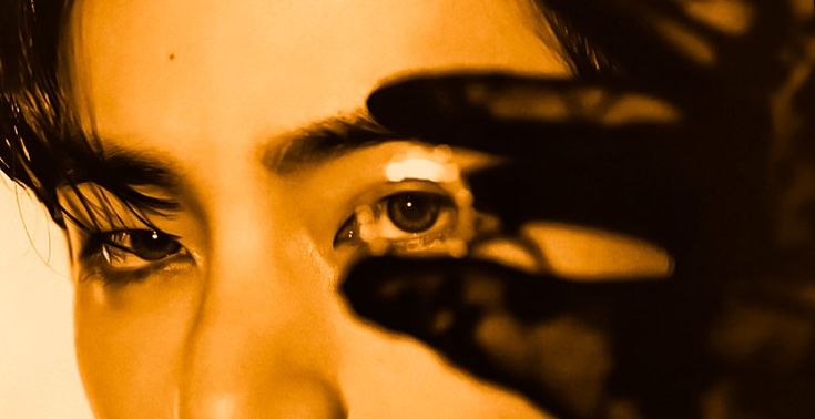 taefleurie's tweet image. Masked hands, unmasked eyes...