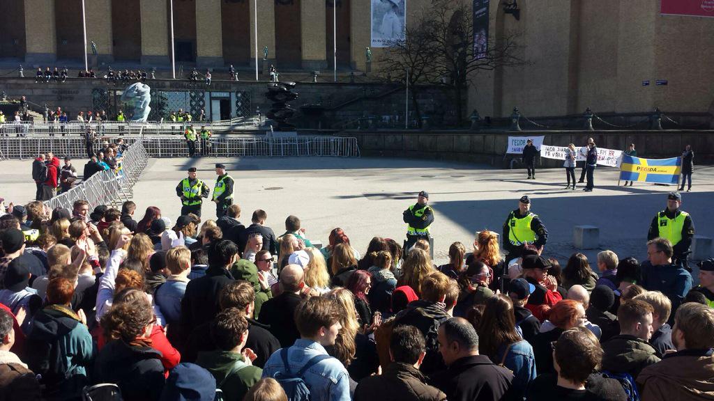NoPegidaSverige's tweet photo. Idag är det 10 år sedan vi besegrade Pegida! 🥳
Överallt där rasisterna visade sitt fula tryne så mötte de motstånd.
Mycket har förändrats på 10 år men en sak kvarstår: kampen mot rasism och fascism. KAMPEN FORTSÄTTER -RASISMEN SKA KROSSAS! #NoPegida https://t.co/o32u2b5pJE