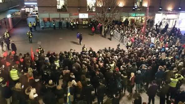 NoPegidaSverige's tweet photo. Idag är det 10 år sedan vi besegrade Pegida! 🥳
Överallt där rasisterna visade sitt fula tryne så mötte de motstånd.
Mycket har förändrats på 10 år men en sak kvarstår: kampen mot rasism och fascism. KAMPEN FORTSÄTTER -RASISMEN SKA KROSSAS! #NoPegida https://t.co/o32u2b5pJE