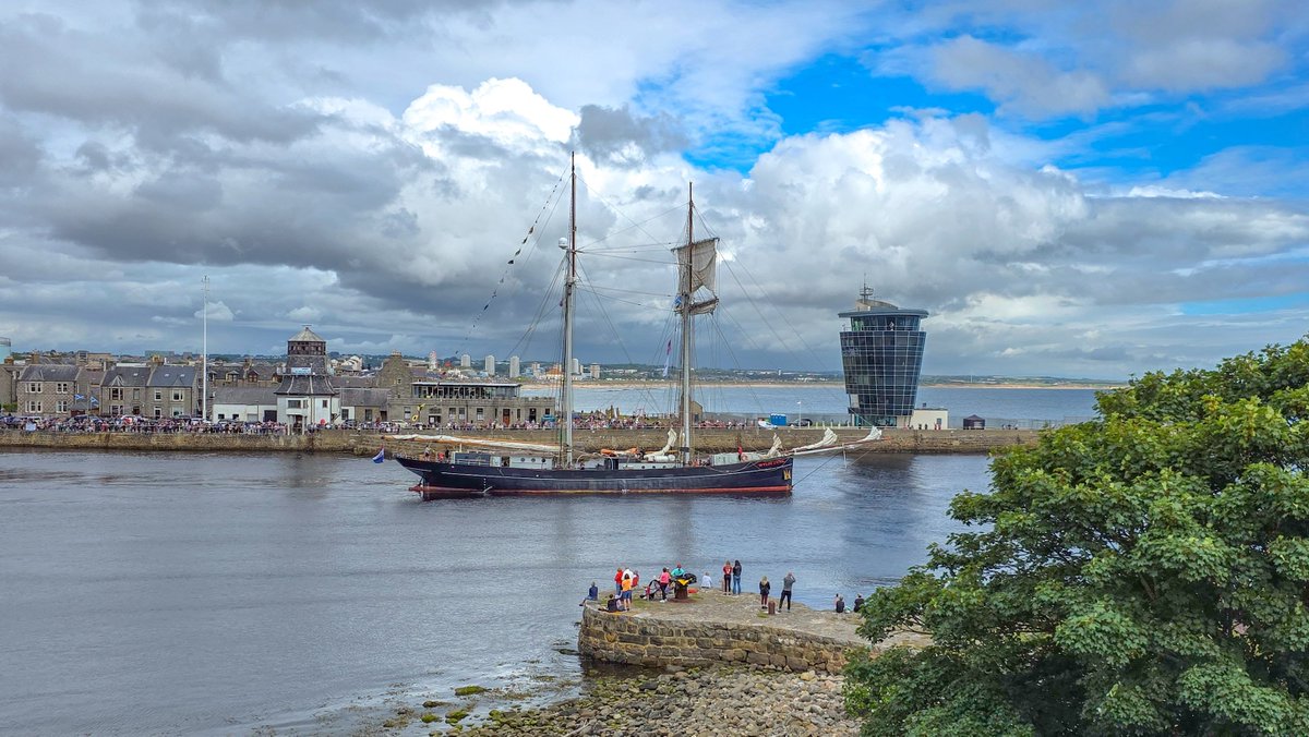 bergjagger's tweet photo. Parade of Sail - Aberdeen bids a fond farewell to our new sailing friends. The Tall Ships visit was magical and will live long in our hearts #tallshipsaberdeen #visitabdn #visitscotland #tallshipsrace https://t.co/3BNbuViF2z