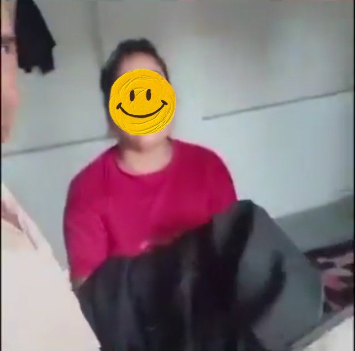 क्या क्या कांड चल रहे हैं इस देश में 😡😡

इस महिला का पति बीमार था,
तो ये अपने पति से बोली,
तुम्हारे लिए दवाई लेने जा रही हूं,

दवाई लेने की जगह ये अपने आशिक के पास पहुँच गई, पत्नी के पीछे पीछे पति भी जेम्स बॉन्ड बनकर पुलिस लेकर पहुंच गया,

और फिर भाई साहब जो कांड हुआ कि पूछो मत