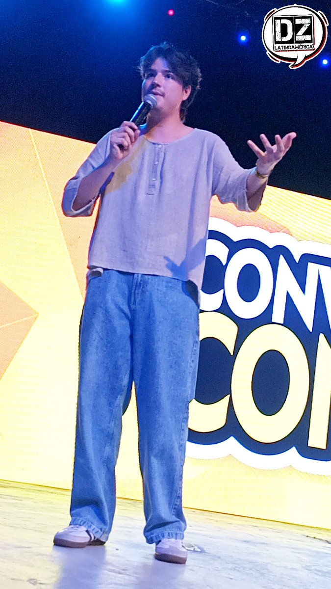 DubZoneLA's tweet photo. ¡EMILIO TREVIÑO EN SUS FACETAS ACTORALES!.
Te compartimos un poco de las facetas expresadas por @EmilioTrevino_ durante su conferencia en la pasada #ConveCon. 🌟👌🏻🤩
¿Qué les parecen las fotos, DubZoners?. 😉 https://t.co/X5QogD79Mj