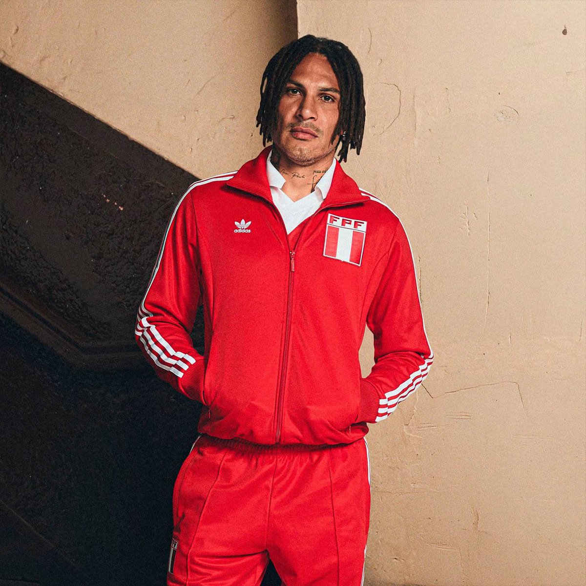 BomboneraTears's tweet image. 🇵🇪 Perú and adidas have released remakes of their iconic kits in a collection called ‘Bring Back 1978’ starring legends of that generation Héctor Chumpitaz and Teófilo Cubillas as well as Paolo Guerrero, the star of modern Peruvian fútbol.
Gorgeous!