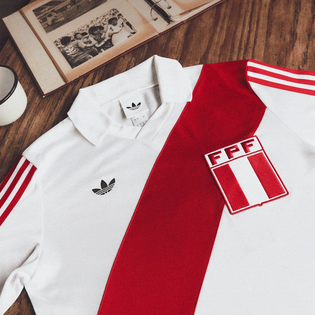 BomboneraTears's tweet image. 🇵🇪 Perú and adidas have released remakes of their iconic kits in a collection called ‘Bring Back 1978’ starring legends of that generation Héctor Chumpitaz and Teófilo Cubillas as well as Paolo Guerrero, the star of modern Peruvian fútbol.
Gorgeous!