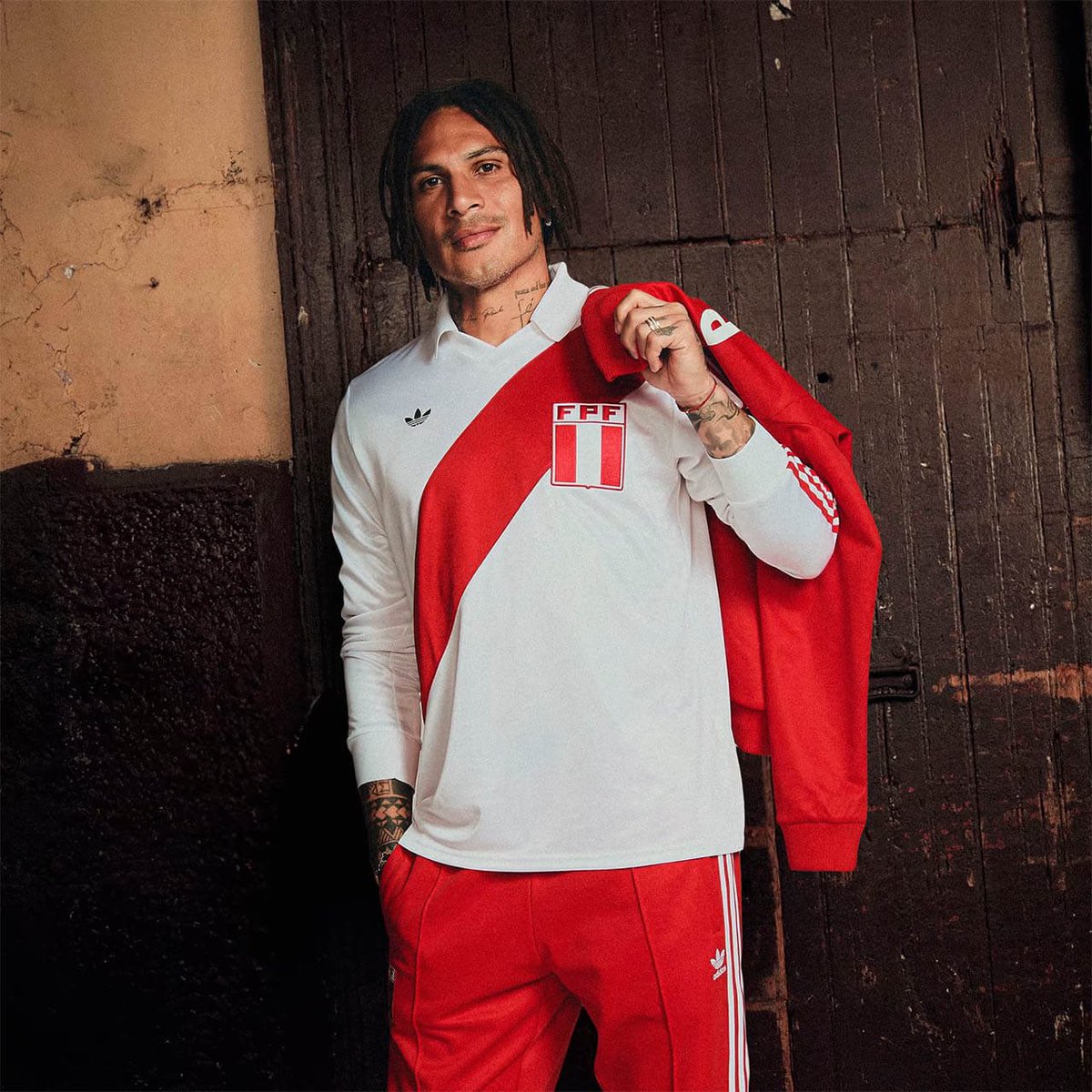 BomboneraTears's tweet image. 🇵🇪 Perú and adidas have released remakes of their iconic kits in a collection called ‘Bring Back 1978’ starring legends of that generation Héctor Chumpitaz and Teófilo Cubillas as well as Paolo Guerrero, the star of modern Peruvian fútbol.
Gorgeous!
