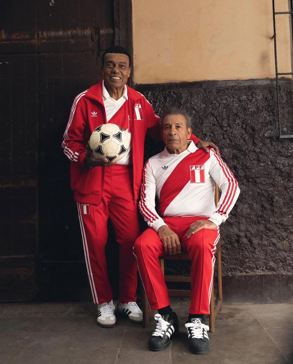 BomboneraTears's tweet image. 🇵🇪 Perú and adidas have released remakes of their iconic kits in a collection called ‘Bring Back 1978’ starring legends of that generation Héctor Chumpitaz and Teófilo Cubillas as well as Paolo Guerrero, the star of modern Peruvian fútbol.
Gorgeous!