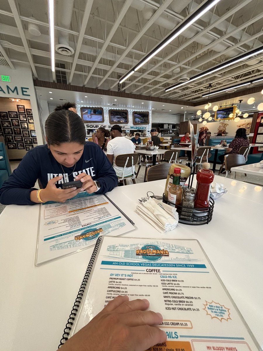 WCGHoops's tweet image. What a fun July!
19 of 21 days on the road, living out of a suitcase — from Portland training camp to @NikeGirlsEYBL Session III in Vegas, and finishing in Chicago at Nike Nationals.
We won our pool, earned a top seed in the coveted Platinum division, and made a run to the ELITE…