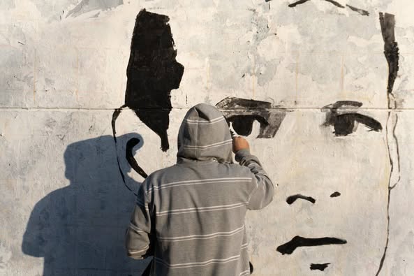 anarquia_p's tweet image. Imágenes de la recuperación del mural pintado en Cordón por un nuevo aniversario del asesinato estatal del anarquista Hebert Nieto. Cordón tiene historia y la memoria es un arma. Por una cultura de lo común, por una memoria combatica. Ni un paso atrás!