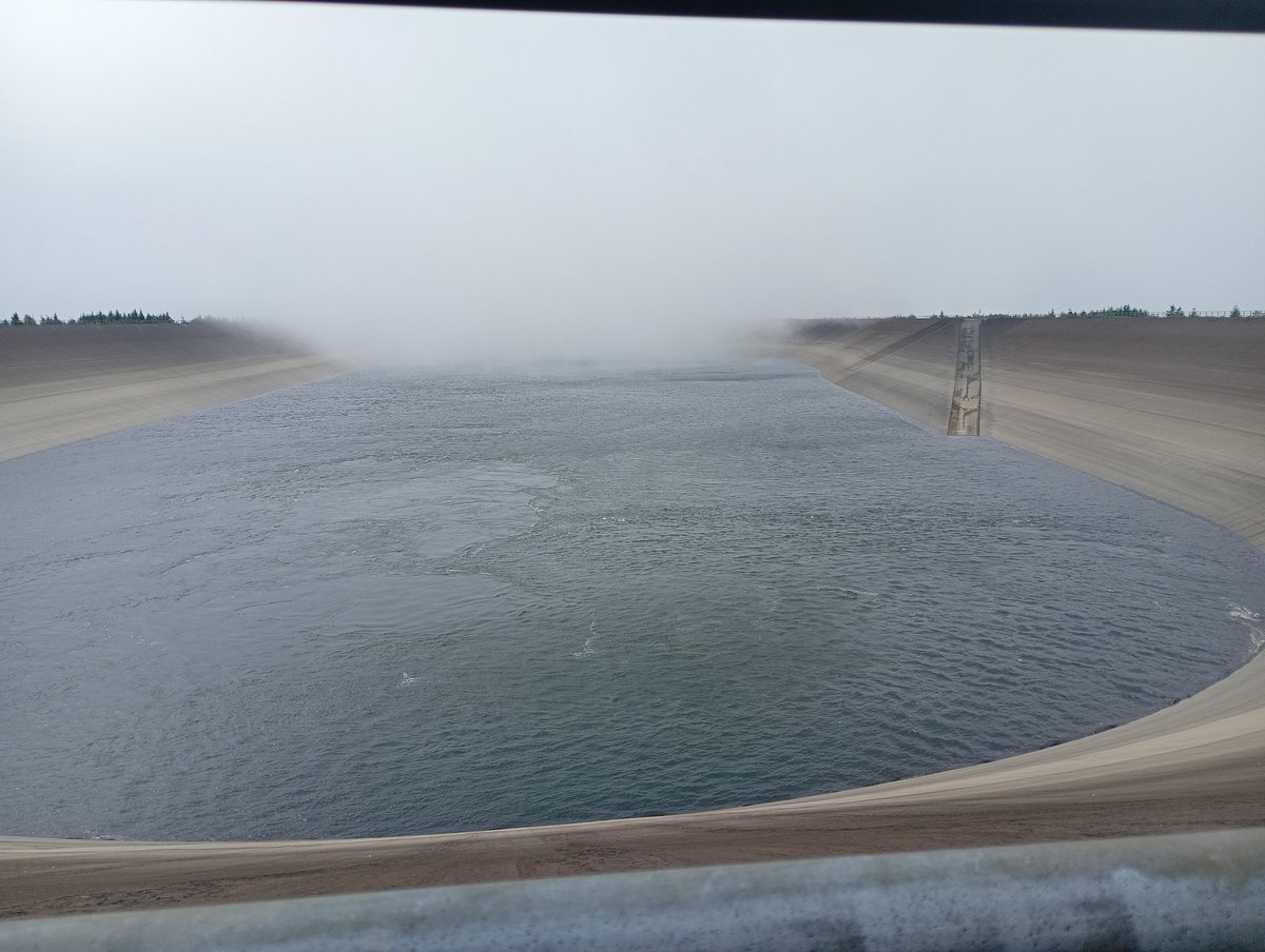 Žena říkala, že dnes bude slunečno, čili den jako stvořený pro výlet... Ještě, že jsme přihodili do kufru ty mikiny... Vítr a mraky až na zem, občas kapka...🙂